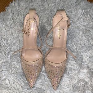 Pointed toe heel
